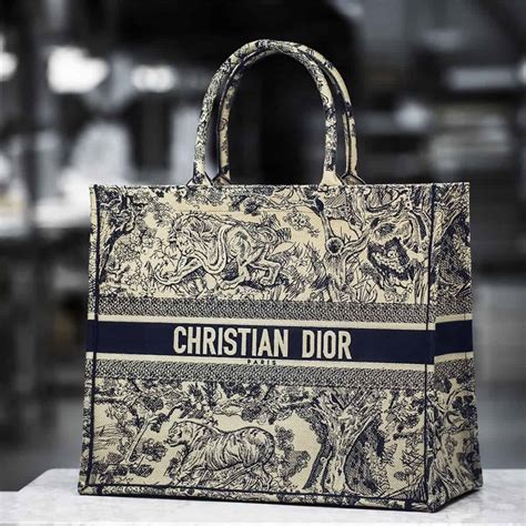 christian dior tote bag details.